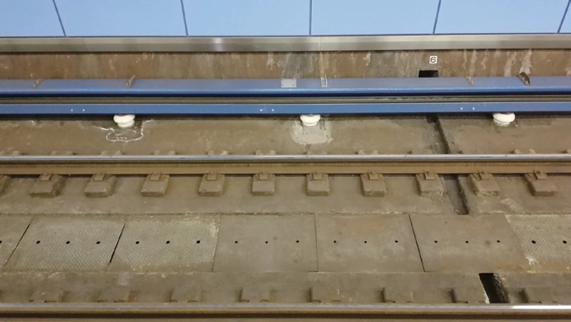 FRP製第三軌条防護板の画像