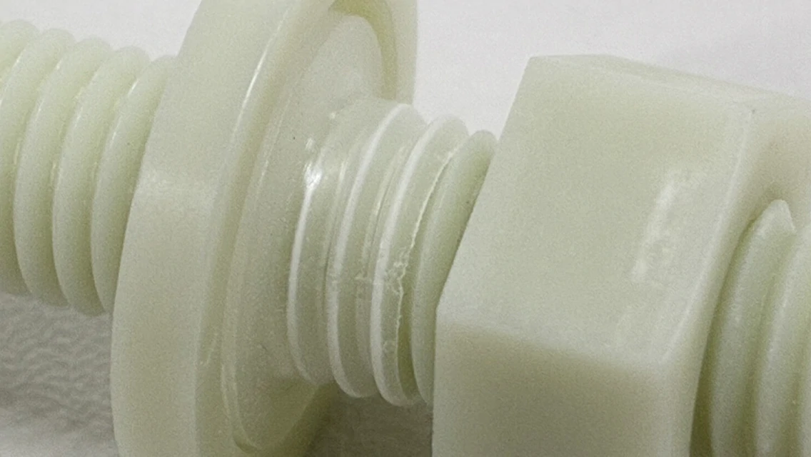 ボルトのねじ部に沿って嵌合しているスリーブの画像