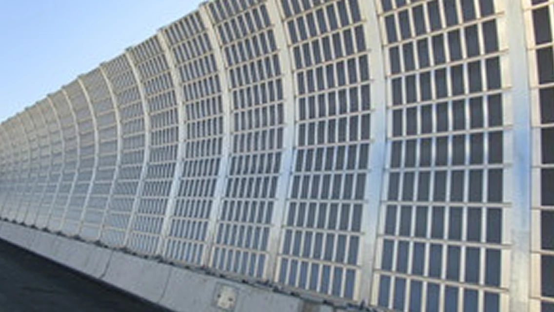 排水機能付き金属製遮音板 カラットパネルの画像