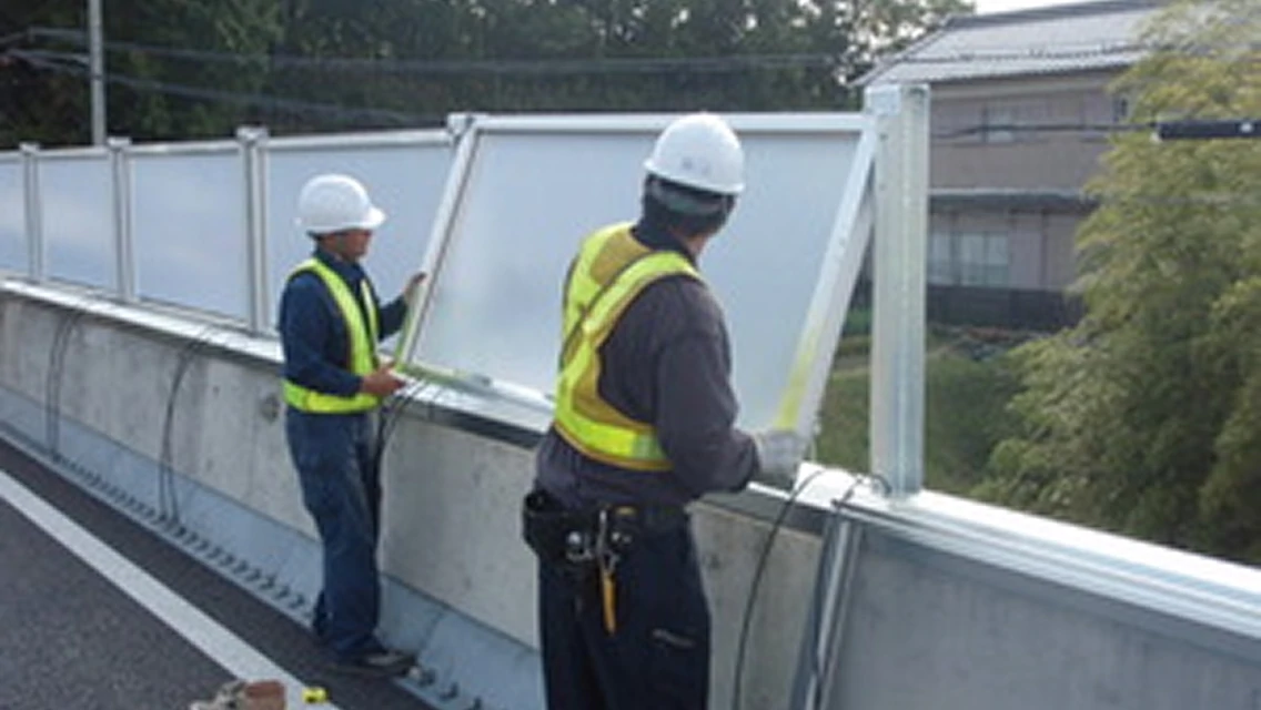 前面からパネルを取り付け、遮音壁のような支柱への落とし込みが不要の画像