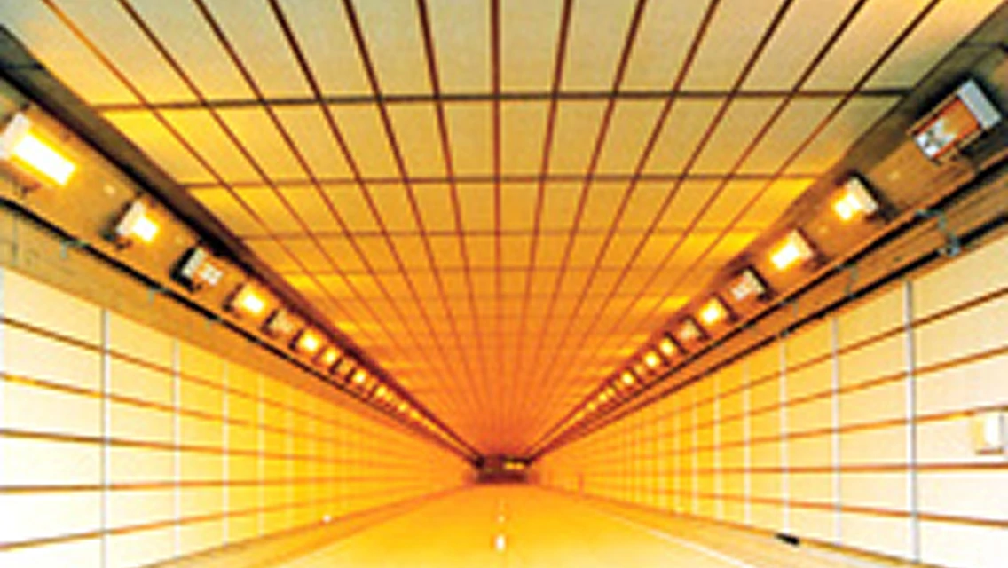 トンネル内の画像