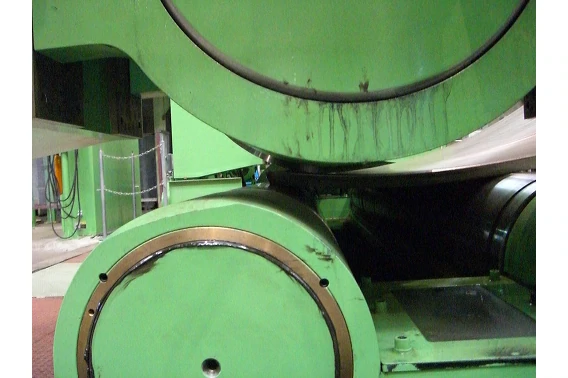 プレスによる端曲げの画像