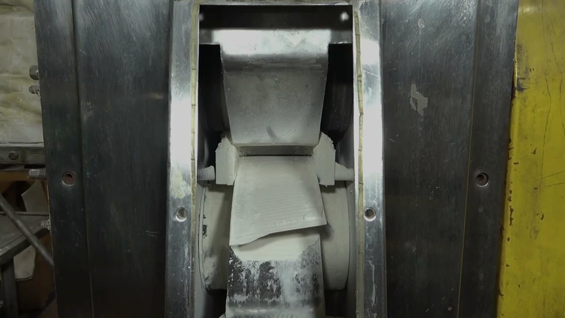 圧密の様子と圧縮品（熱可塑性樹脂）の画像1