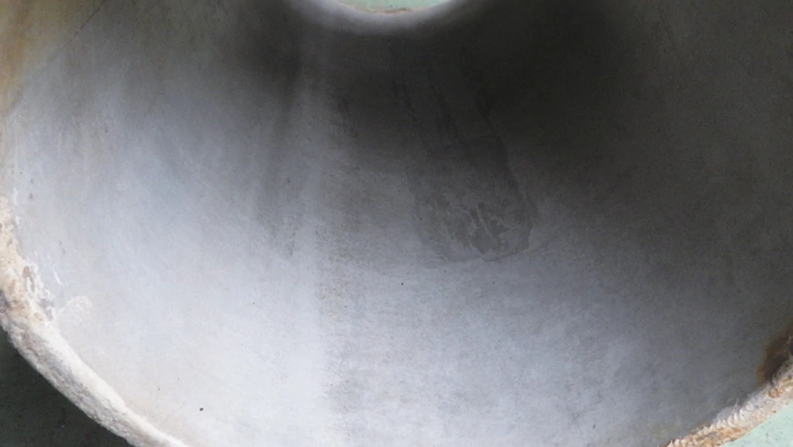 38年間通水試験後の管内面の状況（下側が管頂部）の画像