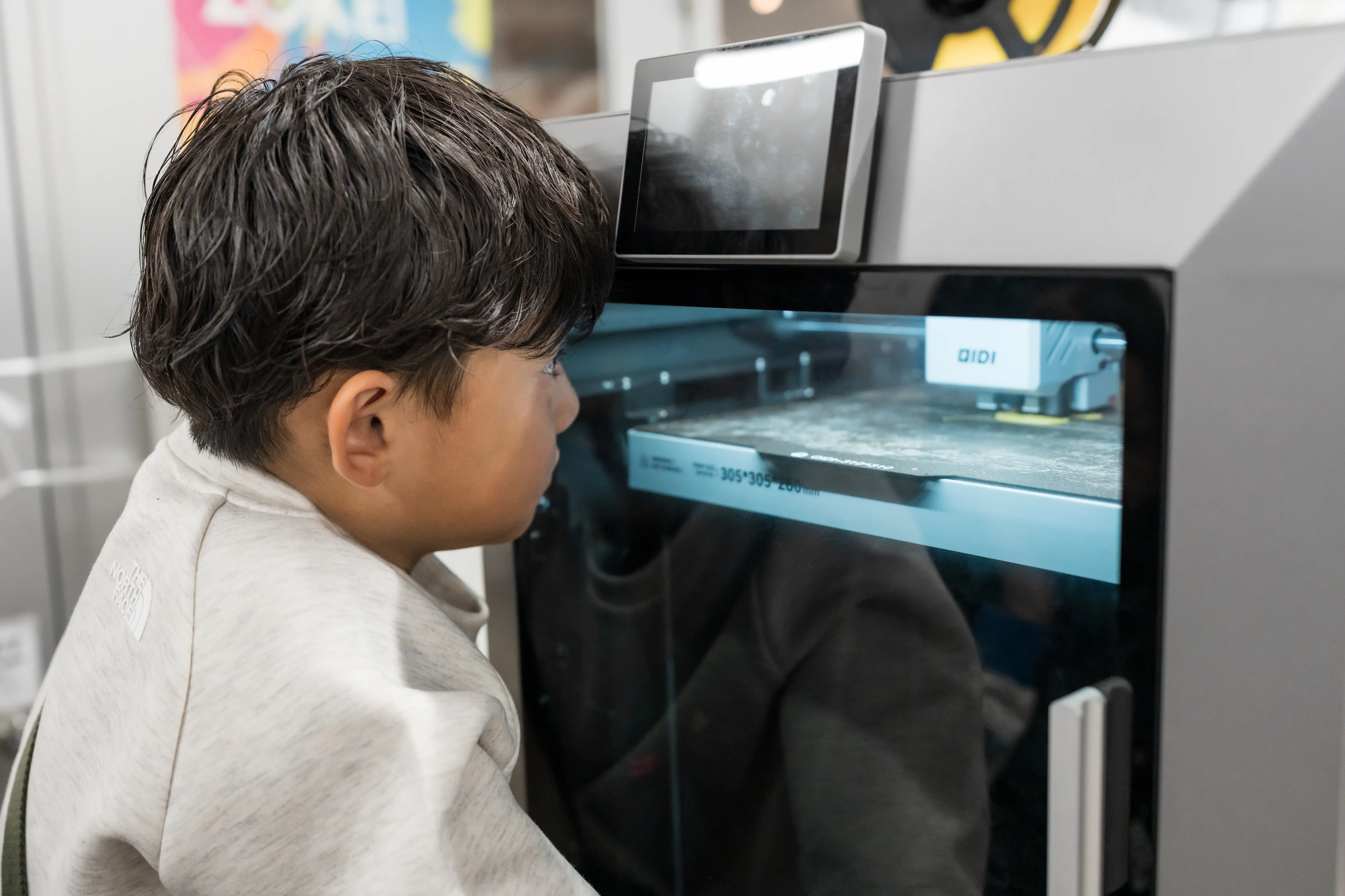 モノづくりの楽しさを子どもたちへ ― 地域イベントに出展 ３Dアートの様子